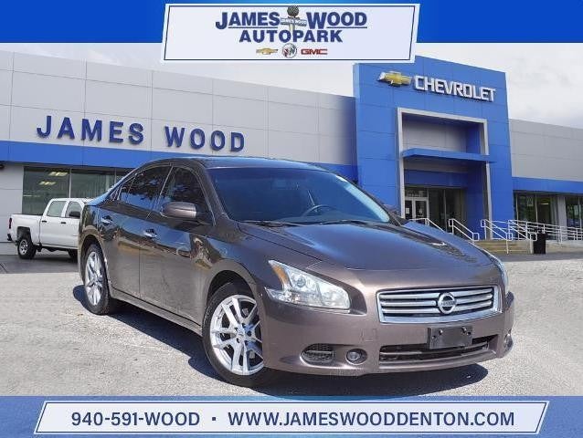 used nissan at dealership